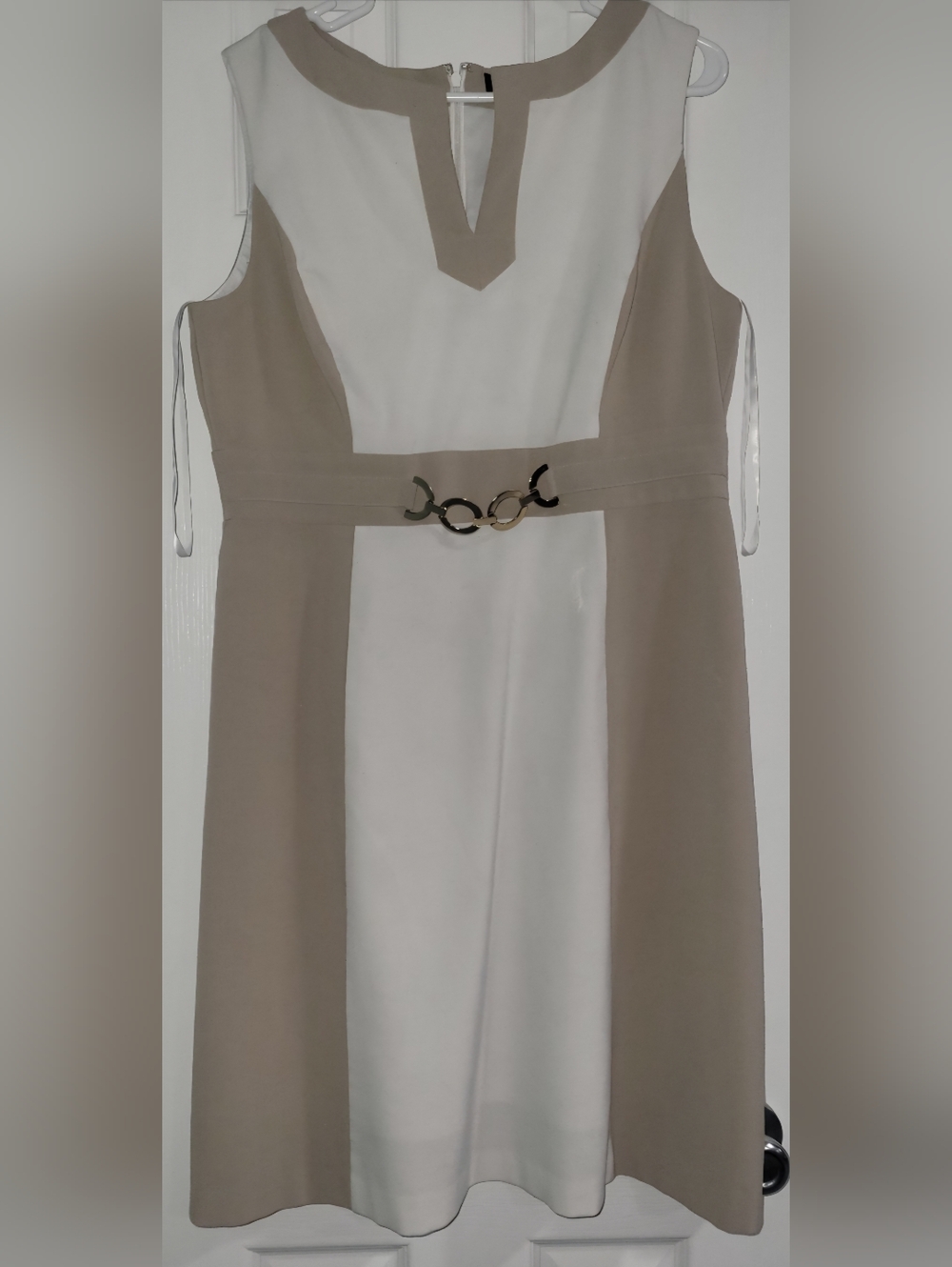 Sleeveless Two-Tone Beige and White Midi Dress with Decorative Buckle